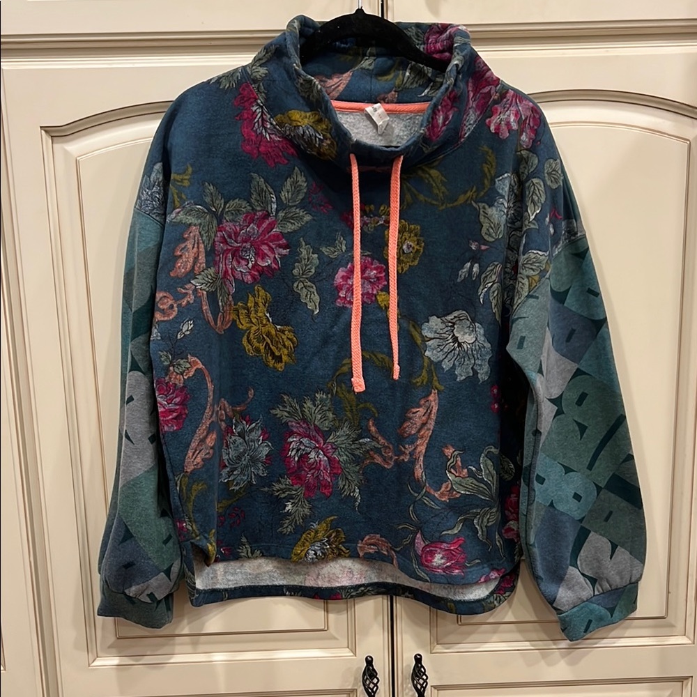 Daily practice cowl neck pullover size medium